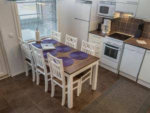 塔庫沃里的住宿－Holiday Home Levähdys by Interhome，一间带桌椅的厨房和一间带炉灶的厨房