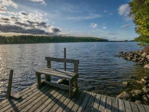 um banco sentado numa doca num lago em Holiday Home Heikinniemi by Interhome em Vanaja