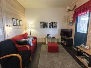 アカスロンポロにあるHoliday Home Hil-lak-ka 4 by Interhomeのリビングルーム(赤いソファ、テレビ付)
