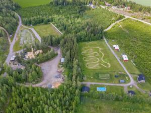 una vista aerea di un'azienda agricola con un campo e alberi di Holiday Home Luisku by Interhome a Punkalaidun