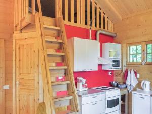 uma escada de madeira numa cozinha com um fogão em Holiday Home Luisku by Interhome em Punkalaidun