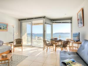 uma sala de estar com vista para o oceano em Apartment Le Bellevue-1 by Interhome em Dinard