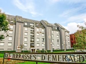ディナールにあるApartment Terrasses d'Emeraude-4 by Interhomeの看板が目の前にある建物