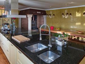 uma cozinha com um lavatório e uma bancada em Holiday Home Avoa Dolores by Interhome em Villanueva