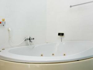 La salle de bains est pourvue d'une baignoire blanche et d'une douche. dans l'établissement 12 person holiday home in Sp ttrup, à Ålbæk
