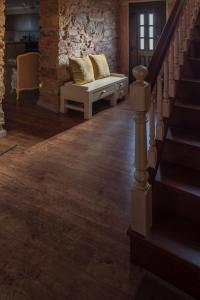 uma escada com um banco e almofadas num quarto em Holiday Home Avoa Dolores by Interhome em Villanueva