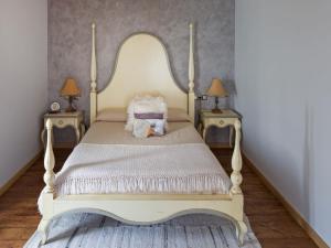 um quarto com uma cama branca e duas mesas de cabeceira em Holiday Home Avoa Dolores by Interhome em Villanueva