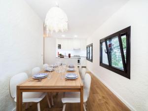 カロンジェにあるHoliday Home Paris by Interhomeのダイニングルーム(木製テーブル、白い椅子付)