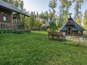 En have udenfor Holiday Home Aurinkopaikka by Interhome
