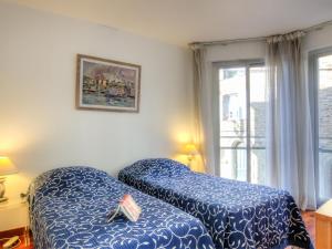 um quarto de hotel com duas camas e uma janela em Apartment Le Bellevue-1 by Interhome em Dinard