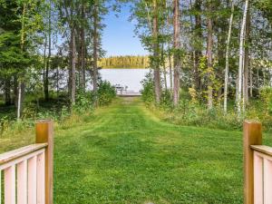 een poort naar een tuin met uitzicht op een meer bij Holiday Home Villa eerola by Interhome in Paatela