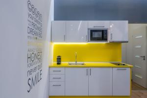 Kuchyňa alebo kuchynka v ubytovaní Amber / Navy Design Apartments with A/C