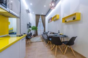 Kuchyňa alebo kuchynka v ubytovaní Amber / Navy Design Apartments with A/C