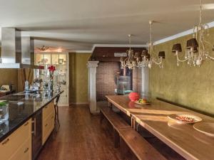 uma grande cozinha com um longo balcão de madeira em Holiday Home Avoa Dolores by Interhome em Villanueva