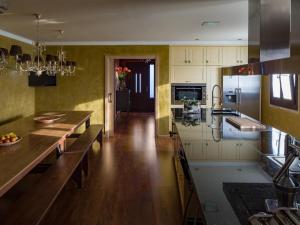 uma cozinha com pisos em madeira e uma bancada em Holiday Home Avoa Dolores by Interhome em Villanueva