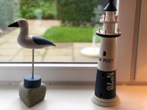 a toy duck and a toy lighthouse on a window sill at Lindenhof Habernis in Steinberg