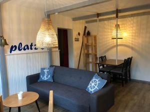 ein Wohnzimmer mit einem blauen Sofa und einem Tisch in der Unterkunft Lindenhof Habernis in Steinberg