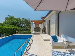 Willa z basenem i meblami ogrodowymi w obiekcie Holiday Home Villa Joy by Interhome w mieście Novigrad +37 zdjęć