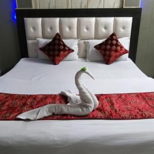 Postel nebo postele na pokoji v ubytování Hotel Shehnaz Inn - Walking Distance for Golden Temple