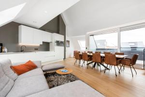 sala de estar con sofá y mesa en Exclusive Penthouse in Ghent en Gante