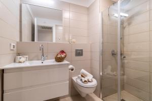 y baño con aseo, lavabo y ducha. en Luxury One-Bedroom Apartment/parking in city center, en Jerusalén