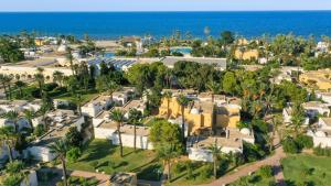 eine Luftblick auf eine Stadt mit Häusern und das Meer in der Unterkunft Shems Holiday Village & Aquapark in Monastir