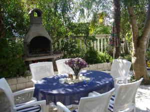 mesa y sillas con mesa y chimenea en Apartments Barić, en Trogir