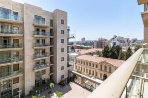 Aussicht aus dem Fenster eines Gebäudes in der Unterkunft Luxury One-Bedroom Apartment/parking in city center in Jerusalem