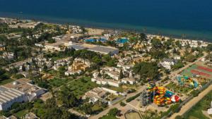 - une vue aérienne sur un complexe avec un parc aquatique dans l'établissement Shems Holiday Village & Aquapark, à Monastir