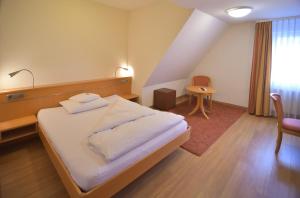 Postel nebo postele na pokoji v ubytování Hotel - Restaurant Hirsch