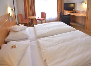 Postel nebo postele na pokoji v ubytování Hotel - Restaurant Hirsch