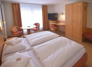 Postel nebo postele na pokoji v ubytování Hotel - Restaurant Hirsch