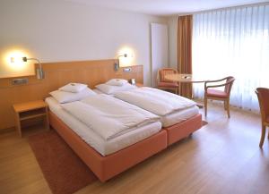 Postel nebo postele na pokoji v ubytování Hotel - Restaurant Hirsch