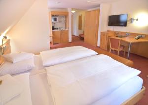 Postel nebo postele na pokoji v ubytování Hotel - Restaurant Hirsch