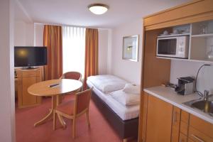 Kuchyň nebo kuchyňský kout v ubytování Hotel - Restaurant Hirsch