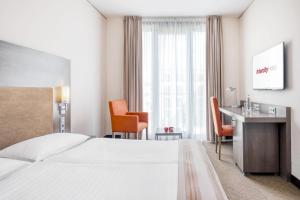 Postel nebo postele na pokoji v ubytování IntercityHotel Dresden