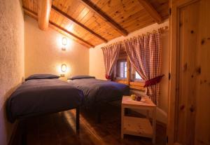 um quarto com duas camas e uma mesa num quarto em Apartment Paradise em Livigno
