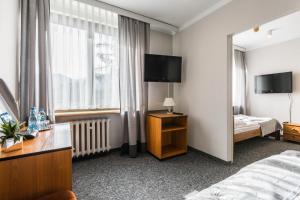 Postel nebo postele na pokoji v ubytování Hotel Helios 300m od Krupówek nowy BASEN od 12 lipca