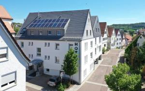 une rangée de bâtiments blancs avec des panneaux solaires sur leurs toits dans l'établissement Hotel - Restaurant Hirsch, à Heimsheim