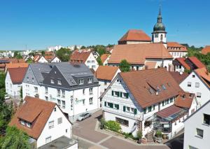 une vue aérienne sur une ville avec des bâtiments blancs dans l'établissement Hotel - Restaurant Hirsch, à Heimsheim