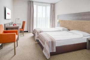 Postel nebo postele na pokoji v ubytování IntercityHotel Dresden