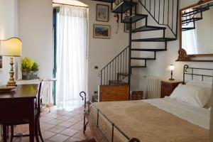 ein Schlafzimmer mit einem Bett und einer Wendeltreppe in der Unterkunft Tenuta Rasocolmo in Messina