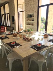 una gran mesa de madera con sillas alrededor en Villa Azir, en Ghazoua