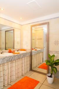 a bathroom with two sinks and a large mirror at A Casa da Giulio in Corralejo