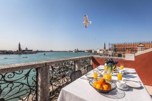 een tafel met een fruitschaal op een balkon bij Ca' del Santo Canal View and Terrace in Venetië