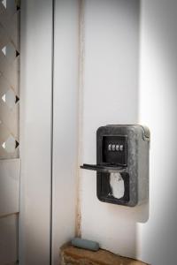un dispensador de jabón en la puerta de un refrigerador en A Casa da Giulio, en Corralejo