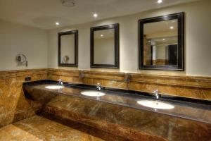 Ein Badezimmer in der Unterkunft Africana Hotel & Spa