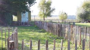 Zahrada ubytování Pipowagen Overnachting Het Houten Huis