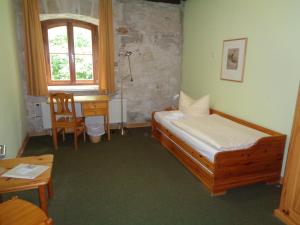 Tempat tidur dalam kamar di Hotel Gasthaus Weisser Mönch
