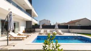 Bazén v ubytování NEW VILLA DAVID, WI-FI, IPTV, 5 bedrooms, 4 bathrooms nebo v jeho okolí